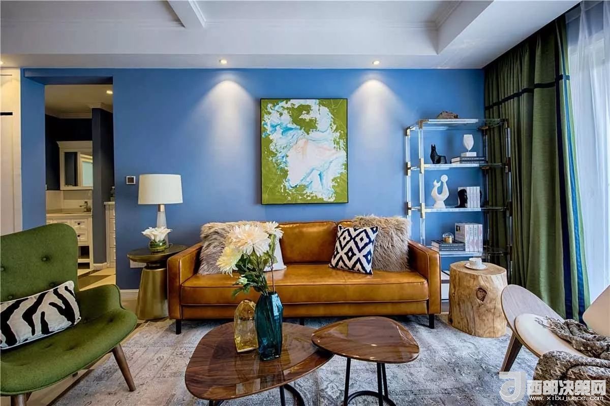 沙發(fā)背景墻選對裝飾畫，才能美了整個客廳空間！