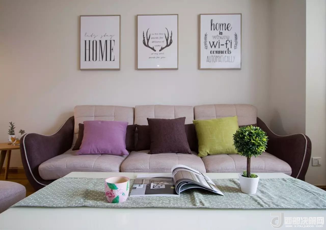 沙發(fā)背景墻選對裝飾畫，才能美了整個客廳空間！