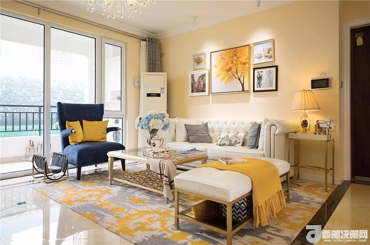 沙發(fā)背景墻選對裝飾畫，才能美了整個客廳空間！