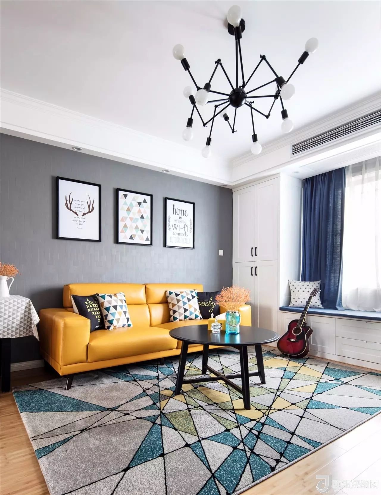 沙發(fā)背景墻選對裝飾畫，才能美了整個客廳空間！