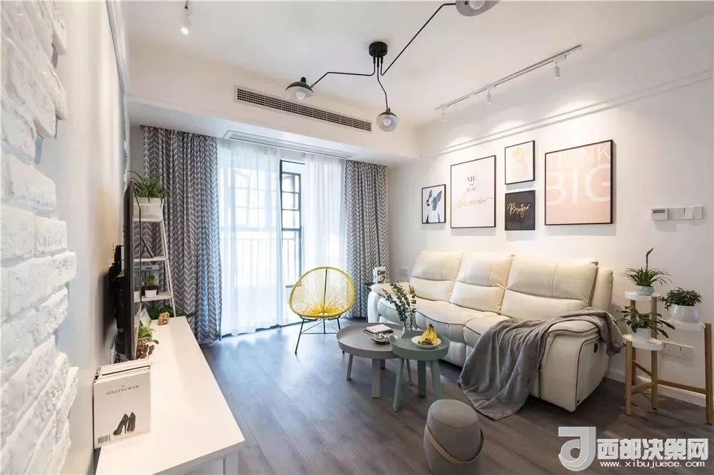 沙發(fā)背景墻選對裝飾畫，才能美了整個客廳空間！