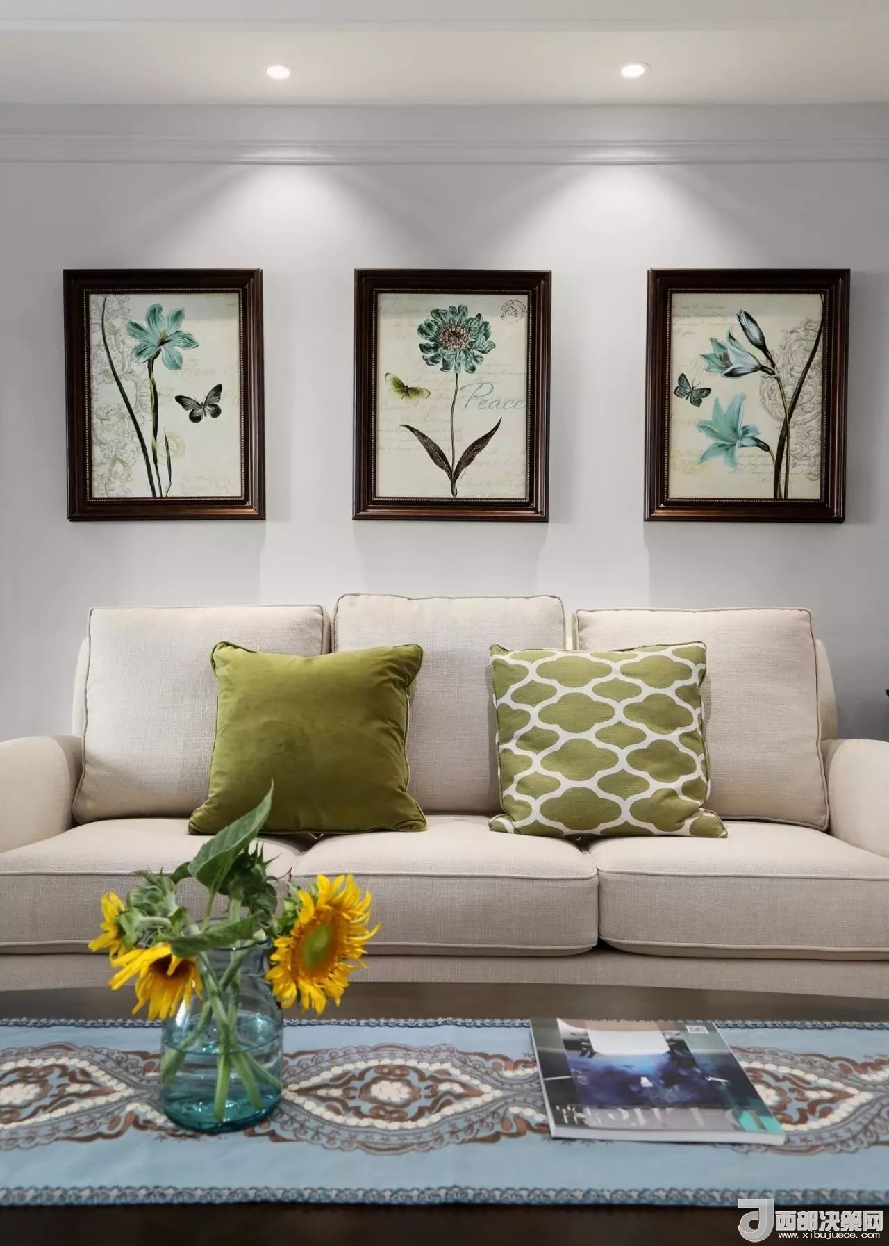 沙發(fā)背景墻選對裝飾畫，才能美了整個客廳空間！