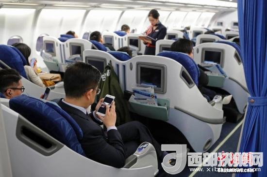 在東航MU5137航班上，旅客全程在飛行模式下可以使用手機(jī)。殷立勤 攝