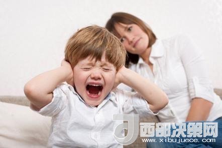 這時(shí)孩子可能會(huì)一直哭，甚至觀察父母的反應(yīng)。父母這時(shí)候可以讓他哭，哭累了自然就會(huì)停下，要讓孩子明白“鬧起來沒道理我不會(huì)心疼你”。