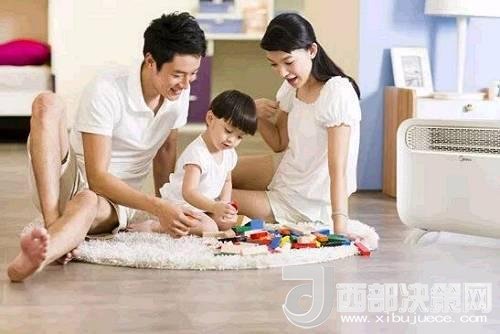 兒童時(shí)期，孩子好奇心強(qiáng)，喜歡“打破砂鍋問到底”、“探究性拆東西”、“自言自語做游戲”。這些聽似好笑，看似頑皮的言行舉止，恰恰就是孩子創(chuàng)造火花的閃現(xiàn)。心理學(xué)家鄧斯克認(rèn)為，小孩子在游戲中的“假裝”會(huì)大大促進(jìn)他們的發(fā)散思維。