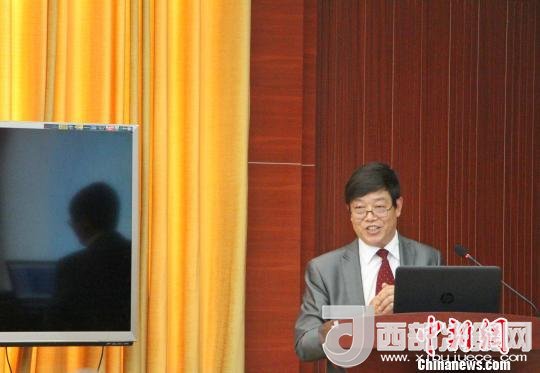 圖為中南大學教授歐陽友權在現(xiàn)場作了題為“我國文化產業(yè)發(fā)展的三大拐點與高校的責任”報告?！≮w曉 攝