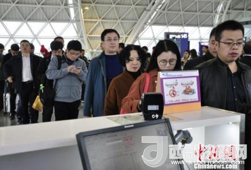 圖為旅客等待進(jìn)入客艙。　呂俊明 攝