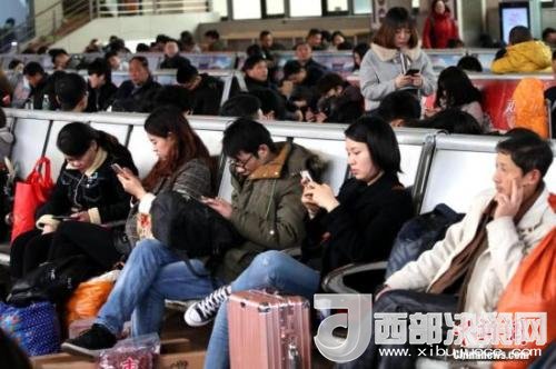 資料圖：移動互聯(lián)網(wǎng)時代，旅客都拿著手機打發(fā)時間。<a target='_blank' >中新社</a>記者 王中舉 攝