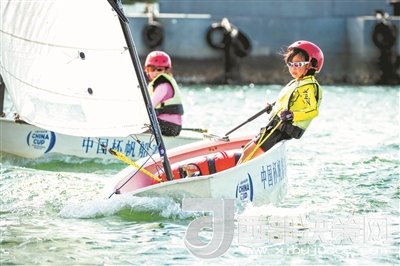 青島市北區(qū)立新小學(xué)學(xué)生參加2017年中國(guó)杯青少年帆船OP項(xiàng)目比賽。孫軍/攝