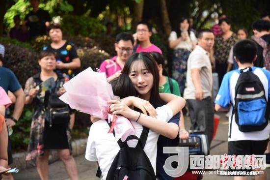 資料圖：一名家屬擁抱走出考場(chǎng)的考生。 王以照 攝