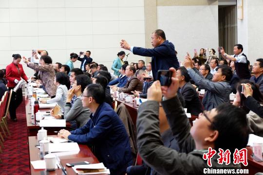 圖為與會(huì)嘉賓認(rèn)真聽取專家演講?！±铍h 攝