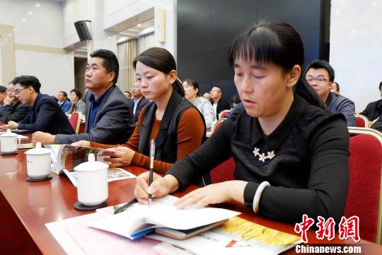 圖為與會(huì)嘉賓聆聽專家演講?！±铍h 攝