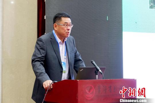 圖為青海省農(nóng)林科學(xué)院副院長、國家大麥青稞產(chǎn)業(yè)技術(shù)體系崗位科學(xué)家遲德釗正在發(fā)言?！±铍h 攝