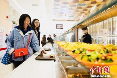 　資料圖：消費者在餐廳就餐?！惴?攝