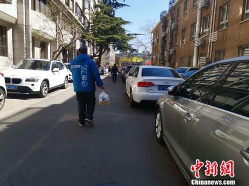 圖為餓了么配送員正在送餐。 謝藝觀 攝