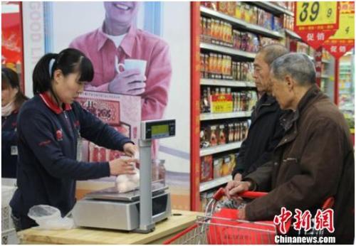 資料圖：在保定市北市區(qū)一家大型超市內，促銷員正在為購買雞蛋的市民稱量、打包。李芳華 攝