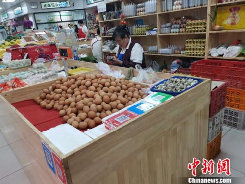 圖為菜市場里賣的雞蛋。 謝藝觀 攝