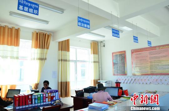 圖為塔秀村的便民服務(wù)大廳?！◆?shù)り?攝