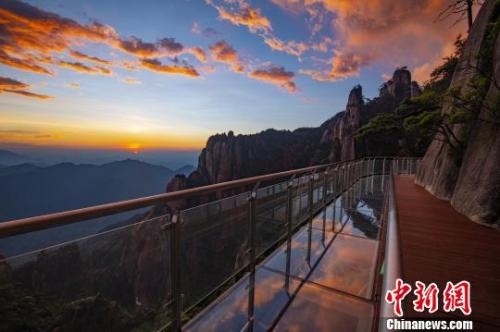  資料圖：霞光映照在三清山棧道玻璃上?！溆榔?攝