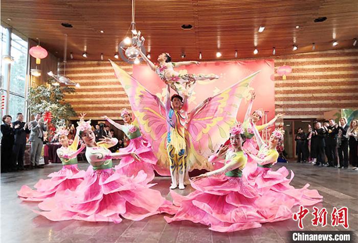 圖為雜技演員通過精湛的技藝贏得了滿堂喝彩?！「拭C省文化和旅游廳網(wǎng)站 攝