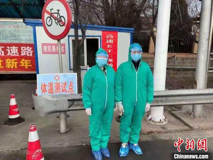 鄉(xiāng)鎮(zhèn)衛(wèi)生院和社區(qū)衛(wèi)生中心工作人員排查發(fā)熱患者。　介休市醫(yī)療集團(tuán)供圖 攝