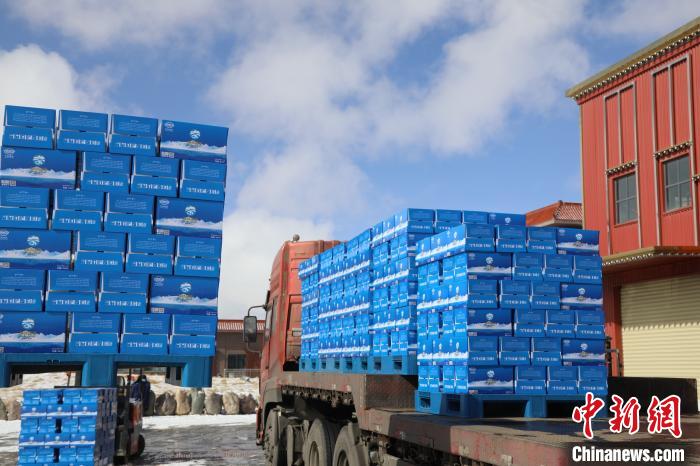 圖為當(dāng)雄的冰川礦泉水裝車，即將發(fā)往湖北?！‘?dāng)雄縣 供圖 攝