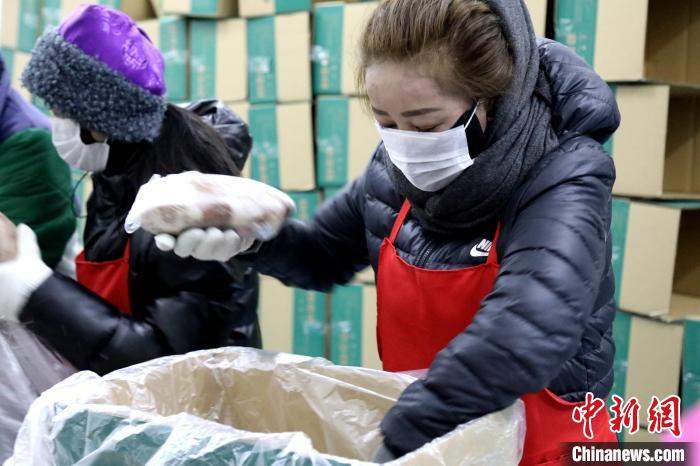 當(dāng)雄縣民眾將牦牛肉裝箱?！‘?dāng)雄縣 供圖 攝