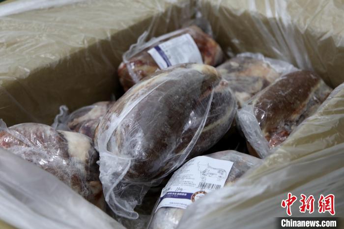 當(dāng)雄縣援鄂物資中的牦牛肉，圖中的為腱子肉，是牦牛肉中的“極品”?！‘?dāng)雄縣 供圖 攝