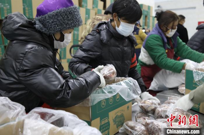 當(dāng)雄縣民眾打包當(dāng)?shù)氐奶禺a(chǎn)，“有身份證”牦牛肉。　當(dāng)雄縣 供圖 攝