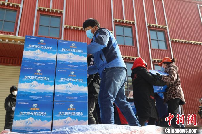 西藏當(dāng)雄給湖北荊州送去冰川礦泉水、牦牛肉等物資