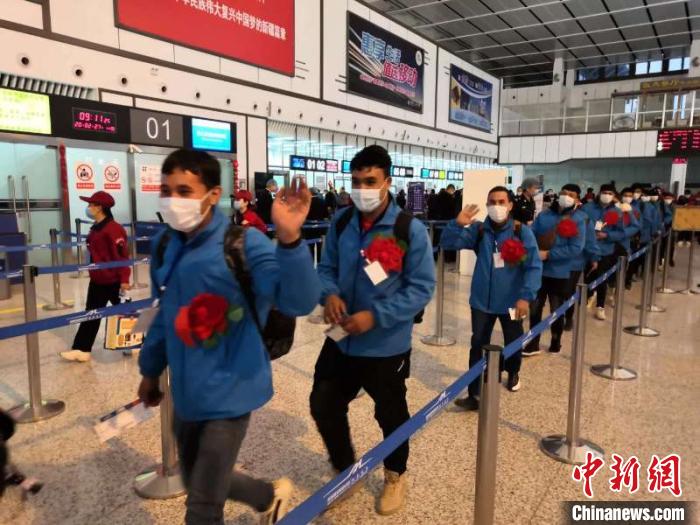 外出務(wù)工人員有序排隊(duì)辦理登記手續(xù)?！O友軍 攝