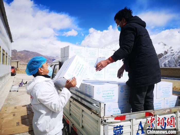 圖為工作人員搬運物資。堆龍德慶區(qū)宣傳部供圖