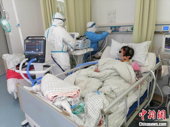 四川援助湖北醫(yī)生：幫患者打開心結，也是“良藥”