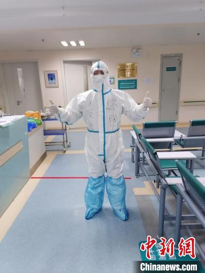 徐陶在工作中。四川援助湖北醫(yī)療隊供圖