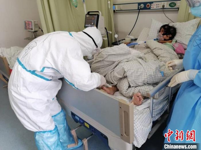 徐陶在工作中。四川援助湖北醫(yī)療隊供圖