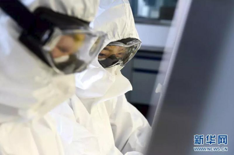 ▲資料圖片：負(fù)責(zé)新型冠狀病毒核酸檢測(cè)的工作人員，在實(shí)驗(yàn)室進(jìn)行樣本處理。（新華社發(fā) 周牧 攝）