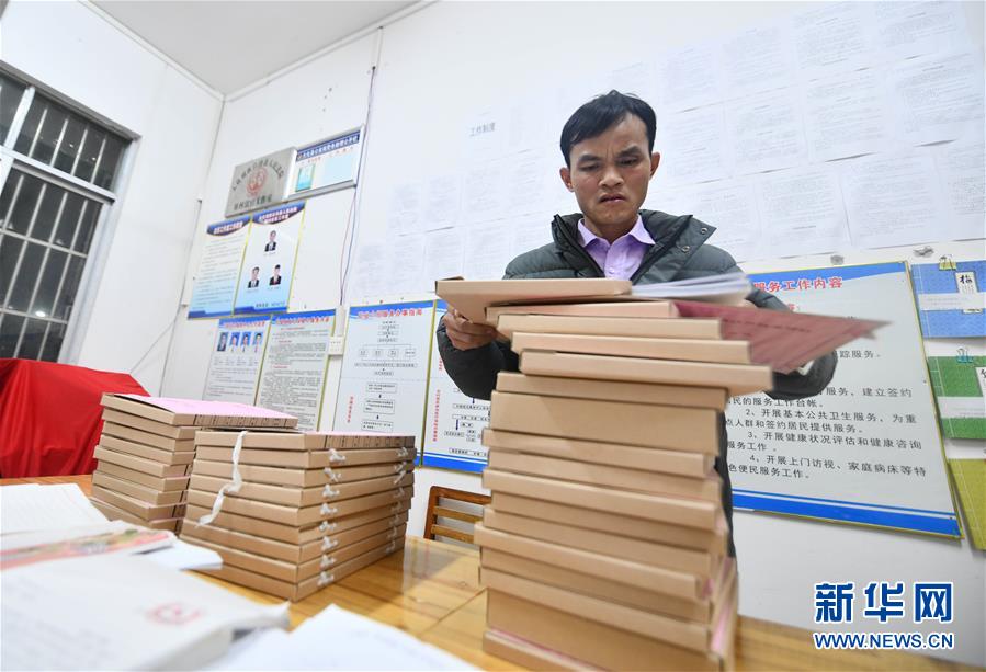 (決戰(zhàn)決勝脫貧攻堅·圖文互動)(1)另一種“逆行”——廣西5300余名駐村第一書記提前返崗?fù)渡怼皟删€作戰(zhàn)”