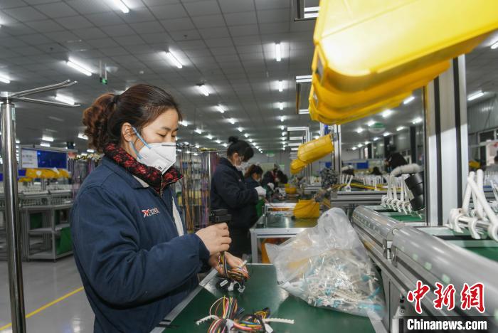 工人戴著口罩搶抓生產(chǎn)?！】到?攝