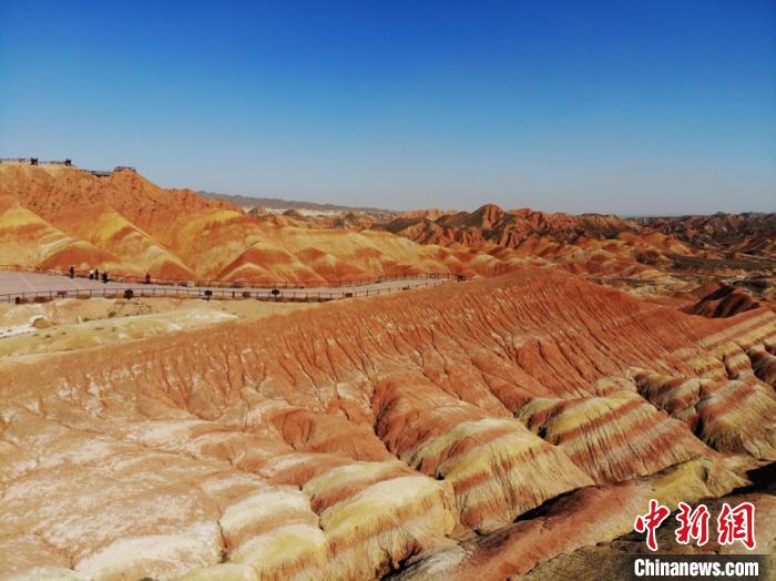 航拍下的七彩丹霞?！钇G敏 攝