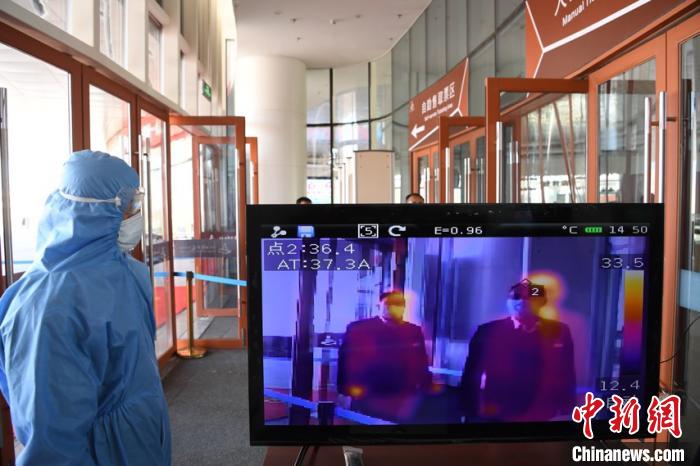 圖為游客步行通過紅外線測溫通道?！钇G敏 攝