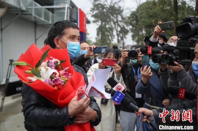 圖為貴州省最后一名新冠肺炎確診患者從貴州省將軍山醫(yī)院出院，患者接受媒體采訪?！■暮陚?攝