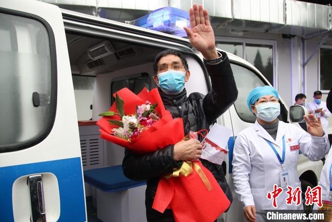 圖為貴州省最后一名新冠肺炎確診患者從貴州省將軍山醫(yī)院出院，患者與眾人揮手告別。　瞿宏倫 攝
