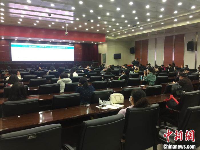 山西選派554名疫情防控指導(dǎo)員駐校指導(dǎo)高三年級開學(xué)疫情防控?！「呷鸱?攝