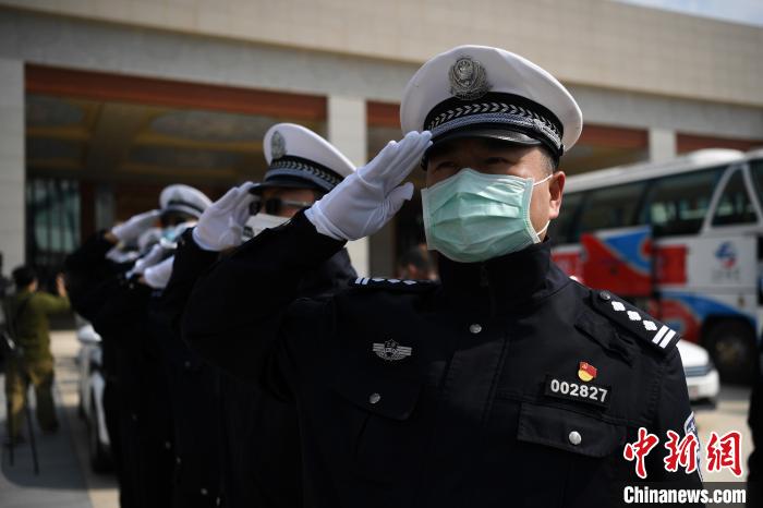 圖為交警們向醫(yī)療隊(duì)敬禮。　康平 攝