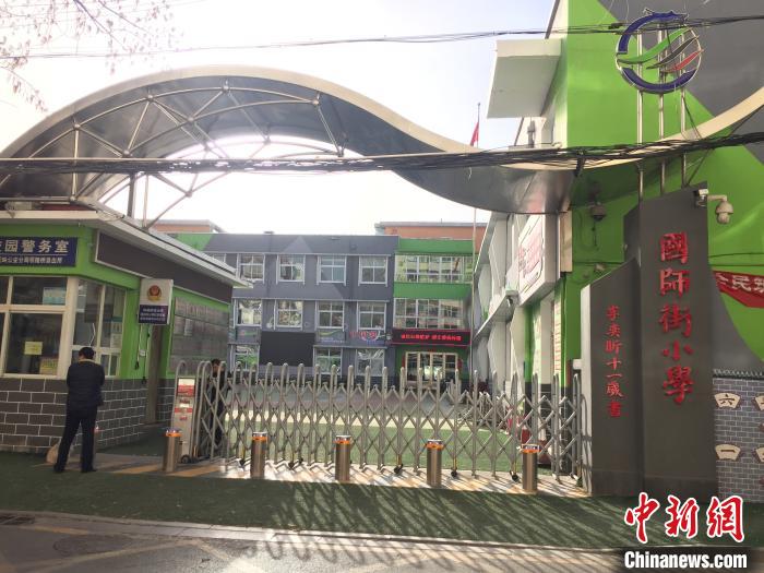 校門口設(shè)置臨時等候區(qū)，區(qū)域四周5米為禁行區(qū)?！「呷鸱?攝