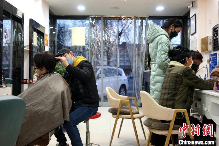 拉薩市民在一美發(fā)店理發(fā)、美甲?！〗w波 攝