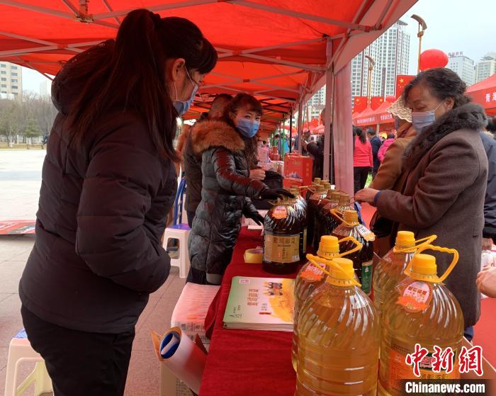 圖為市民們正在采購商品?！O睿 攝