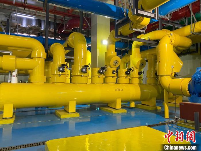 圖為中國移動云南數(shù)據(jù)中心冷卻系統(tǒng)?！⊥蹯簛?攝