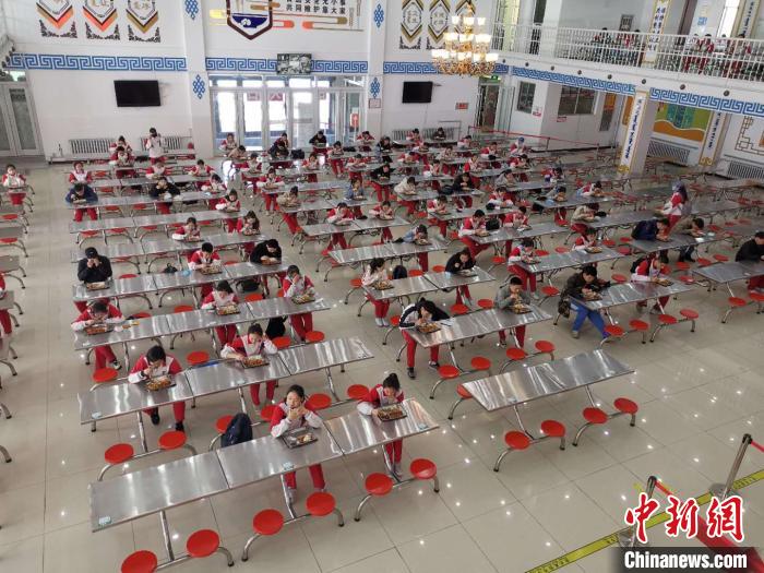 圖為學(xué)生們在食堂就餐?！鯆I娜 攝