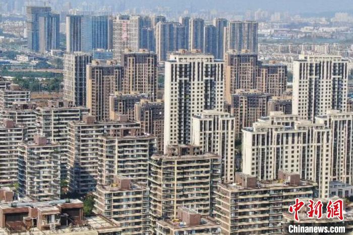 房地產(chǎn)行業(yè)作為特殊的商品銷售業(yè)，受疫情影響，一些企業(yè)資金回籠困難，亟待金融和稅務部門的政策支持。　泱波 攝